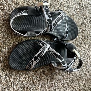 Black and White Z/1 womens chaco